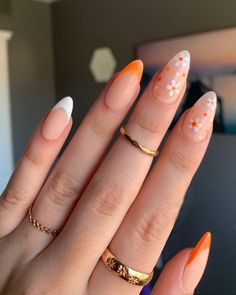 Elevate your summer style with our Simple Handmade Summer Press On Nails! Featuring a charming orange flowers design, these chic nails add a vibrant touch to your look. Crafted for easy application and boasting a classic Almond shape, these personalized nails are the perfect accessory for sunny days. 📦 What comes with your press on nail kit? 10 nails of your size 24 adhesive tabs 1 nail file 1 cuticle stick Instructions on how to apply and remove them. Finding Your Size:Check out our sizing cha Nail Art For Short Oval Nails, Oval Nails Ideas Summer, Orange Nails With Daisies, Nail Art Ideas French Tip, Easy Orange Nail Designs, Oval Pastel Nails, Cute Simple Nails Design, Almond Shaped Nails With Flowers, Sparkle Nail Design Ideas