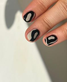 Black N White Short Nails, Spooky Natural Nails, Short Wavy Nails, Alternative Short Nails, Tiny Nail Designs, Black And White Nails Short, Unique Short Nails, Nail Art Heart, Short Nail Design