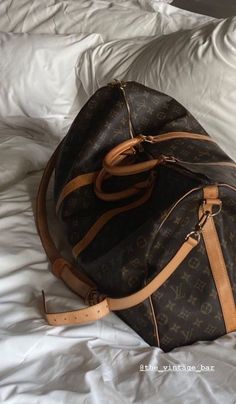 Zapatillas Veja, Fashion Design Inspiration, Estilo Madison Beer, Luxury Lifestyle Dreams, Classy Aesthetic, Handbag Heaven, Louis Vuitton Men, Vuitton Bag, Fashion Backpack