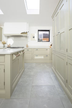 A large cream kitchen with Hambleton Grey tiles.