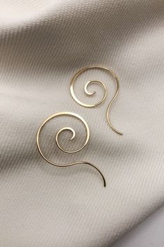 These light and easy earrings are a spiral crafted from a continuous piece of wire and slightly flattened for dimension. Simply thread through ear and let hang! Available in sterling silver, 14k gold filled or hypoallergenic niobium. Handcrafted in the USA! Easy Earrings, Swirl Earrings, Wedding Jewelry, Swirl, Gold Filled, Hoop Earrings, Thread, Sterling Silver, Silver