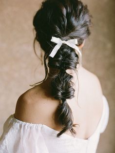 Loose braid bridal hair Bridal Hairstyles For Long Hair, Modern Wabi Sabi, Braid Wedding, Wedding Hair Ideas, Half Up Wedding, Bridal Braids, Hair Romance, Loose Braids, Summer Wedding Outdoor