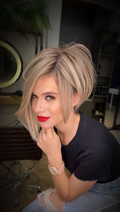 Beto Izeppi | Como é bom fazer o que se ama !!! Comentem aí oque acharam ! Hair @betoizeppi Makeup @luar_izeppi Com @youuconcept_ #s�óquemusaentende… | Instagram Short Blond Hairstyles, Layered Bob Hairstyles With Bangs, New Hairstyles For 2024, Asymmetrical Bob, Hairdos For Short Hair, Messy Short Hair, Haircuts For Fine Hair, Short Sassy Hair, Trendy Short Hair Styles