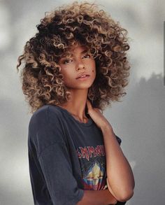 Blonde Afro, Dark Blonde Hair Color, Blonde Curly Hair, Dye Ideas, Dark Blonde Hair, Curly Hair Inspiration, Curly Bob Hairstyles