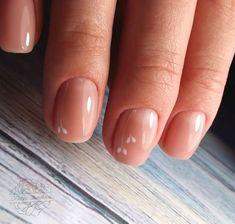 Simple Neutral Nails Short, Minimalist Squoval Nails, Short Minimalist Dip Nails, Flower Nails Minimal, Small Flower Nail Art, Minimal Nail Design, Minimal Nail Ideas, Neutral Floral Nails Short, Short Nail Designs Minimal