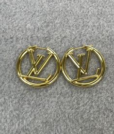 Vintage Louis Vuitton Gold Plated Cultured Hoop Earrings Pristine Quality Assured. Ensuring Impeccable Condition For Every Item. Enjoy Rapid Shipping For Swift Delivery Size:4 Cm Designer Small Hoop Gold Earrings, Designer Round Metal Earrings, Designer Gold Pierced Hoop Earrings, Luxury Pierced Metal Hoop Earrings, Lv Earrings, Louis Vuitton Earrings, Louis Vuitton Bracelet, Jewelry Statement, Designer Fashion Jewelry