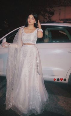 White Lenga Look, Lehenga Designs White Colour, White Party Saree, Lehenga Photo Shoot Poses, Aesthetic Lehanga Outfits, Lenga Pose, Lehanga Aesthetics, White Lehanga Outfits, White Lehenga Simple