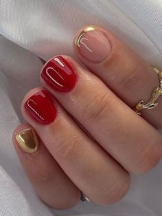 red Christmas nails: short red nails with gold French tip accent Christmas Red Gel Nails, Round Holiday Nails, Holiday Gel Nails Short, Short Festive Nails, Short Red And Gold Nails, Red With Gold Nails, Christmas Red Nail Designs, Red And Gold Nails Short, Holiday Dipped Nails