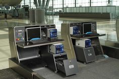 there are many electronic devices on display in this airport terminal area, including computers and scanners