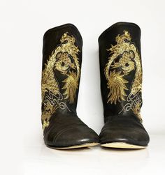 Flat boots by Giuseppe Zanotti in black leather featuring an embroidered multicolor dragon on front, Made in Italy  Condition: 2000s, very good Size: 36 Italian Black Embroidered Leather Boots, Traditional Black Embroidered Boots, Leather Calf Boots, Embroidered Dragon, Dragon Black, Womens Booties, Leather Diary, Gucci Mini, Booties Ankle Boots