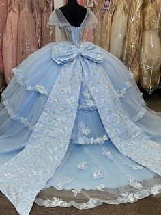 Plus de couleurs : couleur de l'image, couleur personnalisée  Taille : Veuillez vous référer au tableau des tailles. Personnaliser la taille  Fermeture : À lacets  Tissu: Tulle  Matière : Polyester Light Blue Quinceanera Dresses, Baby Blue Quinceanera, Cinderella Quince, Cinderella Quinceanera Themes, Cinderella Quinceanera, Blue Quinceanera Dresses, Gown Birthday, My Quinceanera, Quince Stuff