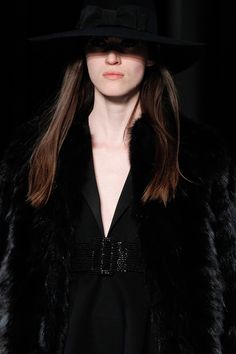 Saint Laurent Fall 2014 RTW - Details - Vogue Trendy Clothes For Women, Trendy Fashion Women, Modern Luxury