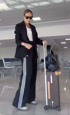 Track Pants And Blazer Outfit, Wide Leg Side Stripe Trousers Outfit, Sporty Corporate Outfit, Sporty Chic Outfits For Work, Adibreak Pants Outfit Women, Jogging Adidas Outfit, Black Adidas Track Pants Outfit, Elegant Athleisure Outfits, Wide Leg Adidas Pants Outfit