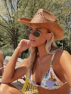 Cowboy Hat Beach Pics, Cowboy Hat Beach Outfit, Beach Cowgirl Hat, Costal Cowgirl Outfits, Costal Cowgirl Aesthetic, Coastal Cowgirl Outfit, Beach Cowgirl, Coastal Cowgirl Aesthetic, Coastal Cowboy