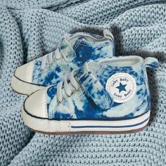 High Top Blue Tie-Dye Sneakers for baby Boy. Theses sneakers made with soft, skid proof sole. Great idea for baby shower. Measure your baby's feet before purchasing. size 3-12 cm - (6-9 months) size 5-13 cm - ( 12-16months) Blue Non-slip Booties For Playtime, Non-slip High-top Sneakers For Playtime, Non-slip Low-top Booties For Playtime, Blue Non-slip Round Toe Booties, Casual Blue Booties For Playtime, Casual High-top Non-slip Booties, Casual Blue Booties With Soft Sole, Comfortable Playtime Sneakers With Soft Sole, Playful High-top Sneakers With Soft Sole