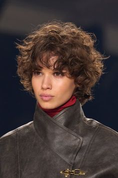 Oblong Face Hairstyles, Curly Shag Haircut, Curly Hair Trends, Really Short Hair, Hair Inspiration Short, Short Curly Haircuts, Haircuts For Wavy Hair, Haircuts For Curly Hair, Hair Shows