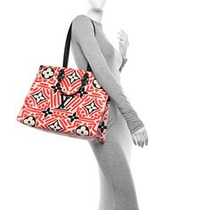 This is an authentic LOUIS VUITTON Monogram Giant Crafty Onthego GM in Creme, Rouge, and Black. This limited edition tote features Monogram Giant canvas with a bold graffiti-inspired allover print. The bag features rolled top handles and long shoulder straps that can be tucked away inside the bag, accented with polished brass hardware. The top is open to a spacious black monogram fabric interior with zipper and patch pockets. Giant Canvas, Pumpkin Monogram, Black Louis Vuitton, Louis Vuitton Totes, Louis Vuitton Empreinte, Louis Vuitton Damier Azur, Weekender Tote, Louis Vuitton Shoulder Bag, Terry Cloth