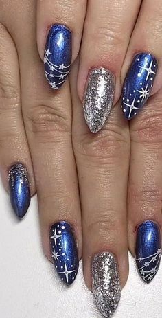 Blue And White Xmas Nails, Nail Art Winter 2023, Blue And Silver Star Nails, Christmas Star Nail Art, Blue Christmas Nail Art, Blue And Silver Christmas Nails, Winter Nails With Designs, Blue And Silver Nail Designs, Silver Christmas Nails