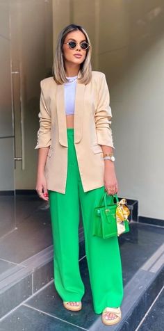 Bright Business Casual Outfits, Blazer Verde Outfits Mujer, Outfits Juvenil, Saturday Outfit, New Look Fashion, Color Combos Outfit, Mode Kimono, Color Blocking Outfits, Elegante Casual