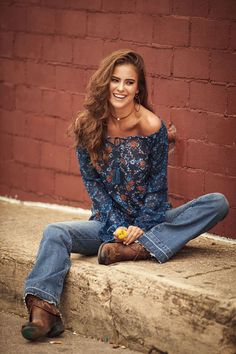 rock and roll cowgirl floral blue top and trouser jeans Western Items, Mode Country, Rock And Roll Cowgirl, Cowgirl Boots Outfit, Cowgirl Style Outfits, Cowgirl Magazine, Ethno Style, Country Style Outfits, Looks Country