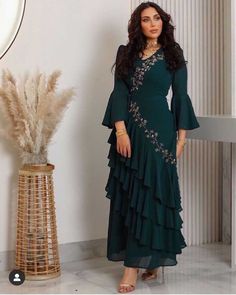 Unique Dress Designs, Pakistani Formal Dresses, Elegant Outfit Classy, Stylish Short Dresses, Stylish Party Dresses