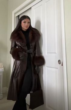 co Leather Coat Outfit, Leather Coat With Fur, Fur Outfit, Fur Coat Outfit, Coat Elegant, Coat With Belt, Long Leather Coat, Leather Jacket Outfits, Leather Trench