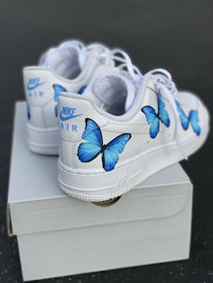 INSPIRED COLORBLOCK - Brand new with original box. - Each pair is personally handmade in UK - Free Worldwide shipping. - Each pair is 100% hand painted/hand crafted, painted with high quality Angelus leather acrylic paint. Topped with a clear coat for waterproof and scratchproof. Butterfly Nike, Nike Air Force 1 Blue, Hand Painted Heels, Custom Nike Air Force 1, Custom Nike Air Force, Painted Nikes, Custom Shoes Diy, Nike Air Force 1s, All Nike Shoes