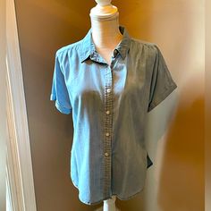 Ladies Size Small Short Sleeve Chambray Blouse From Universal Threads. New With Tags. Cool And Comfy For Summer - Office Or Casual Wear. From Smoke Free Home. Red And Black Top, Long Sleeve Peasant Top, High Neck Shirts, Floral Peasant Blouse, Summer Office, White Long Sleeve Blouse, Balloon Sleeve Blouse, Ruffle Sleeve Blouse, Red Tank Tops