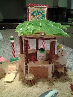 a gingerbread house made to look like it has snowmen