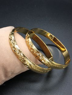 Gold bangles come in a wide array of designs, making them suitable for various occasions. Whether it’s a simple, minimalist band for everyday wear or an ornate, gem-studded piece for a special event, there’s a gold bangle to suit every style and need. Single Gold Bangle, Trendy Gold Bangles, Dream Wedding Decorations, Gold Bond, Gold Bangle, Solid Gold Jewelry, Gold Filled Jewelry, Top Women, Gold Jewellery