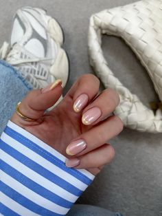 biab french chrome pastel manicure inspo yellow queen bee Lemon Biab Nails, Lemon Chrome Nails, Yellow Biab Nails, Lemon Acrylic Nails, Holiday Nail Inspo Summer Short, Simple Holiday Nails Summer, Lemon Yellow Nails, Summer Biab Nails, Lemon Nails Designs