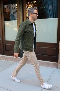 Green Jacket Outfit, Suede Jacket Outfit, White Converse Outfits, Converse Outfits, Outfits With Converse, Stylish Mens Outfits