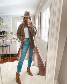 Today I’ve rounded up 30 of my coziest outfits for Fall. They range from lounge wear & gym looks to work sweaters & date night looks, but they are all comfy & cozy! I love being able to layer sweaters & jackets right now – so many fun styles. Hat Outfit Fall, Work Sweaters, Cella Jane, Cozy Fall Outfits, Sweater Layering, Denim Sweater, Fleece Leggings, Street Style Chic, Todays Outfit