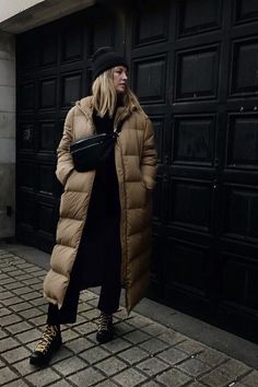 Every Day Is a Duvet Day Thanks to This Coat Trend Vinter Mode Outfits, Mode Dope, Duvet Coat, Mode Mantel, Coat Street Style, Long Puffer Coat, Fashion Goals, Puffy Coat