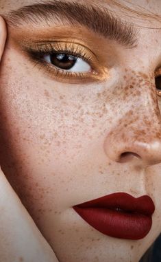 Editorial Make-up, Ombre Lipstick, Women With Freckles, Make Up Gold, Brow Stylist, Make Up Inspiration, Red Lip Makeup, Gold Lips, Beauty Products Photography