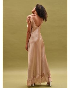 Short lace sleeves, mid-open back, décolleté, and lace hem. Shoulder straps with length regulation. Material Composition: polyamide 60%, viscose 20%, polyester 10%, silk 7%, elastane 3% Long Silk Nightgown, Nightgown Set, Seductive Style, Rose Gold Fashion, Nightgown Sets, Long Nightgown, Silk Nightgown, Silk Kimono Robe, Black Kimono