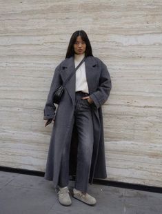 15+ Cute Cold Weather Outfits For The Chilliest Of Days - style your occasion How To Style A Grey Coat, Grey Jeans Outfits For Women, Styling Gray Jeans, Grey Jean Outfit Women, Wide Leg Grey Jeans Outfit, Outfit Ideas Grey Jeans, Look Jean Gris, Grey Wash Jeans Outfit, Washed Denim Jeans Outfit