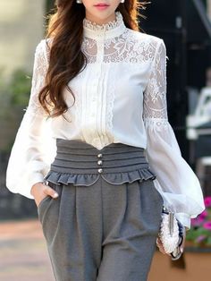 chemise femme avec dentelle aux manches bouffants et au col fermé allure recherchée Moda Vintage, 가을 패션, Exclusive Fashion, Mode Inspiration, Independent Designers Fashion, White Blouse, Lace Blouse, Hijab Fashion, White Shirt