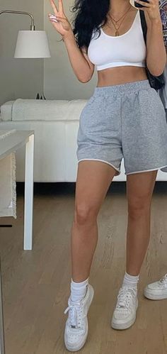 Summer Sweats Outfit, Grey Sweatpants Shorts Outfit, Sweatshorts Outfit Woman, Grey Jogger Shorts Outfit, Grey Shorts Outfit Aesthetic, Grey Sweatshorts Outfit Women, Baggy Gym Shorts Outfit, Long Sweat Shorts Outfit, Sweatpants Shorts Outfit Women