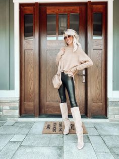 5 Ways to Wear Faux Leather Leggings • hey, it's jenna Leather Leggings White Boots, Patent Leather Leggings Outfit, Botas Outfit, White Leather Pants, Holiday Photos Outfits, Leggings For Fall, Faux Leggings, White Boots Outfit, Outfit Beige