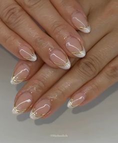 Hoco Nail Inspo Almond, Creme Nails Design, Silver Nail Inspo Short, Simple Gold Nail Art, Nails For A Champagne Dress, Hoco Nails Gel, Gold Lined Nails, Yellow Dress Nails, Classy Nails With Gold