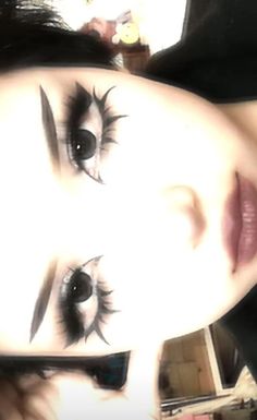 Dark Doll Makeup, Grunge Y2k Makeup, Trad Goth Eye Makeup, Soft Emo Makeup, Gothic Eyeliner Ideas, Cute Goth Makeup, Simple Goth Makeup, Subtle Goth Makeup, Soft Gothic Makeup