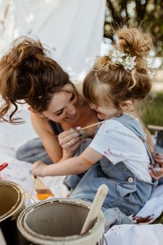 This was a dream shoot! I love watching the relationship between a mother and daughter unfold in front of my camera. This mother and daughter set up a cloth at a park, we brought some paint and just let the magic of painting funfold. At the end the paint was no longer on the cloth and that was better that I could have hoped and left me speechless!  lifestylephotography, family photography, painting, freestyle painting, art, lifestyle family photography, mommy and me shoot, natural earthy photography Mommy And Me Diy Photo Shoot, Mommy Daughter Photoshoot Ideas, Ice Cream Family Photoshoot, Mom Playing With Kids, Mum Pictures, Mini Photo Session Ideas, Mother’s Day Photoshoot, Mothers Day Photo Shoot Ideas