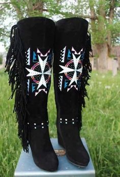 Love these Belt Thigh High Boots, Native American Boots, Native Boots, Bohemian Style Shoes, American Indian Clothing, Indigenous Fashion, Native Designs, Moccasin Pattern