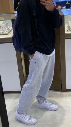 Boy Sweatpants Outfit, Sweatpants Outfit Men, Guys Fits, Trendy Boy Outfits, Teen Boy Outfits, Street Style Outfits Men, Guys Clothing Styles, Mens Outfit Inspiration, Mens Fashion Streetwear