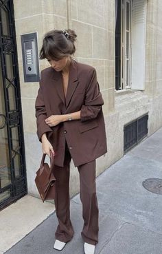 Gala Gonzalez, Emmanuelle Alt, Walking Down The Street, Brown Outfit, Elegante Casual, Paris Outfits, Event Outfit, Chic Outfit