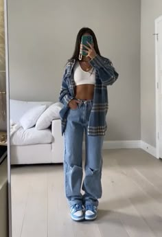 Baggy Ripped Jeans Outfit, 40s Mode, Looks Pinterest, 2000s Style, Foto Tips, Baggy Y2k, Stylish Top, Outfit Jeans