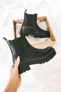 Fall Booties Ankle Boots, Heels Aesthetic, Fall Booties, Chunky Heel Shoes, Dr Martens Boots, Chunky Heels Boots, Chinese Laundry, Crazy Shoes