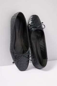 Chic and versatile, these ballet flats by Schutz are crafted in woven leather with a squared toe and bow detail. Wear them with your favorite dresses or wide leg jeans. Confident Style, Black Ballet Flats, Shoe Size Conversion, Fall Shopping, Ballet Flat, Favorite Dress, Work Fashion, Bow Detail, Boot Shop