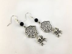 A stunning pair of gothic dangle earrings. Featuring tibetan silver spider and web charms suspended from Black Onyx beads and silver plated hooks so they are comfortable to wear.  Onyx is a strength-giving stone that provides support during times of mental or physical stress. It aids self confidence and alleviates fears and worries, helping you feel comfortable within yourself and in your surroundings. Handmade by myself, and packaged in a pretty organza gift bag. Also available in my shop on a kidney hook for those with stretched lobes. Halloween Jewelry Diy, Spider Web Earrings, Spooky Jewelry, Gothic Spider, Earrings Goth, Earrings Gothic, Beaded Spiders, Goth Earrings, Spider Earrings